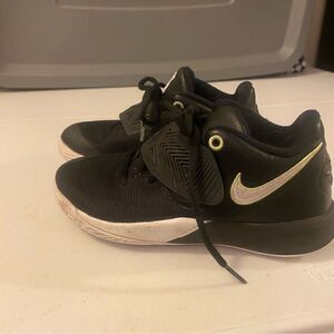 Nike Kyrie Flytrap Basketball Shoes Black Green Athletic Sneaker kids size 1Y